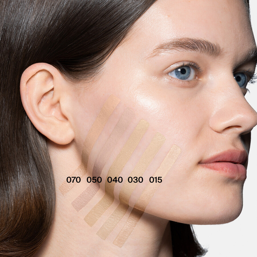 triclone skin tech foundation discovery set